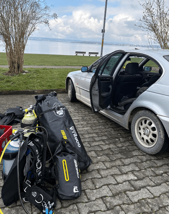 Vollständig gekaufte Tauchausrüstung am See vor dem Tauchgang