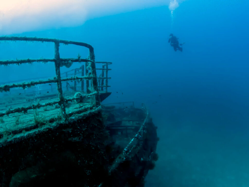 Taucher neben dem Schiffswrack der MV Karwela vor der Küste Gozo