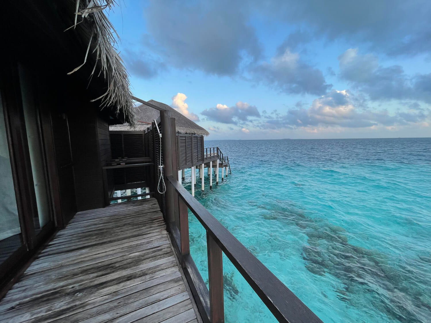 Bungalow über dem Ellaidhoo Hausriff auf den Malediven