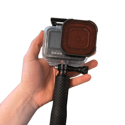 GoPro mit aufgesetztem Rotfilter wird in der Hand gehalten