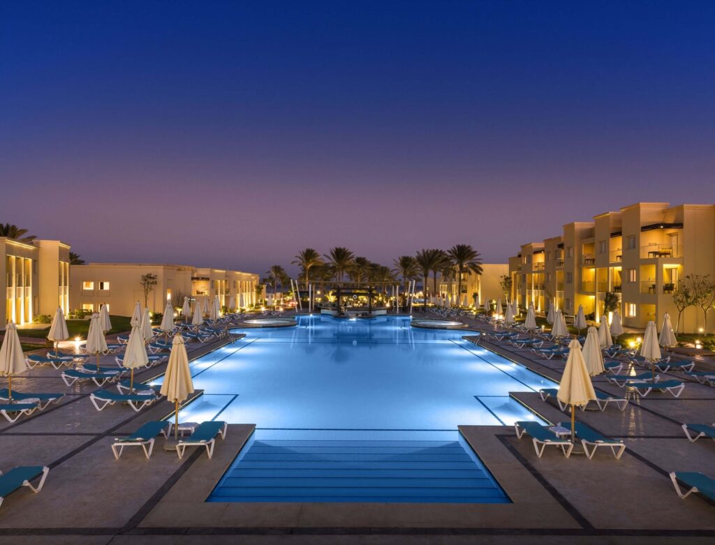 Poolbereich im Rixos Premium Seagate Hotel mit Hausriff in Sharm el Sheikh