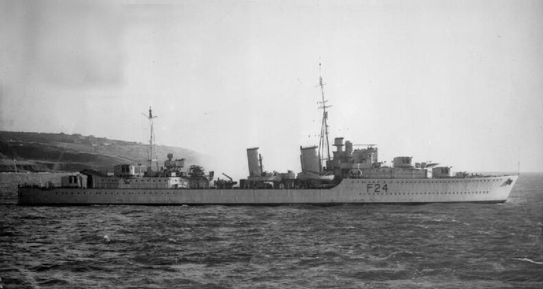 Historische Aufnahme der HMS Maori auf der Wasseroberfläche vor ihrem Untergang.