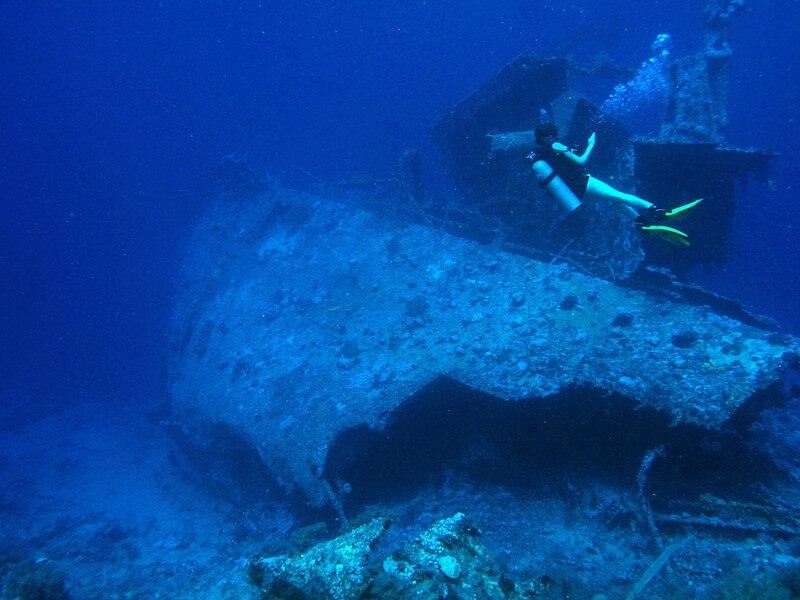 Taucher neben dem Aida II Schiffswrack