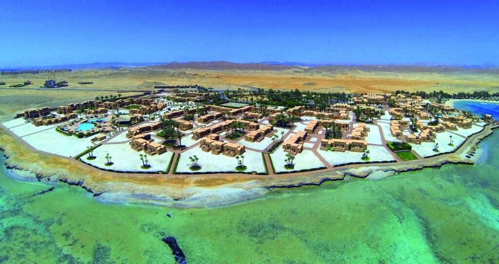 Außenansicht des Mövenpick Resorts El Quseir mit Blick auf die Küstenlinie und das Rote Meer