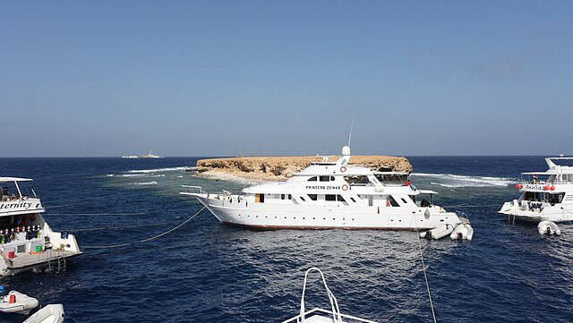 Mehrere Tauchsafariboote an der Oberfläche der Brother Islands in Ägypten