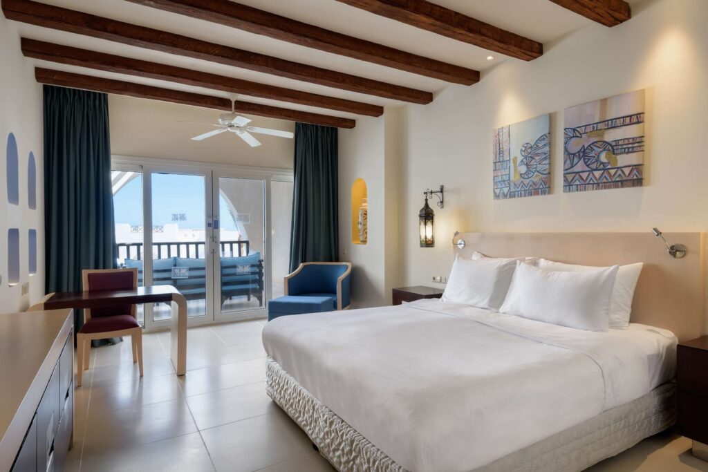 Luxuriös eingerichtetes Zimmer im Hilton Marsa Alam Nubian Resort mit Blick auf die Hotelanlage