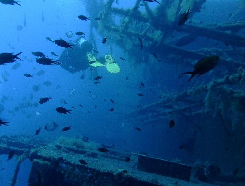 Taucher schwebt über dem Wrack der MS Zenobia in Zyperns klaren Gewässern.