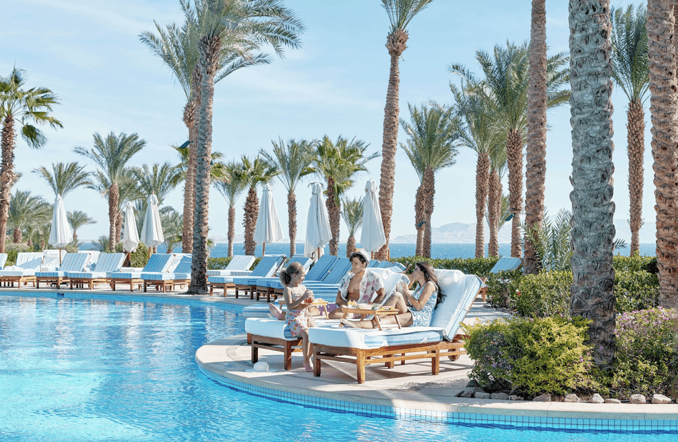 Eleganter Poolbereich im Four Seasons Resort mit Blick auf das Rote Meer und Liegeflächen