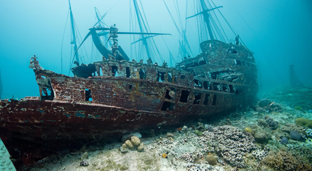 Versunkenes Schiffswrack mitten im Meer von Europa