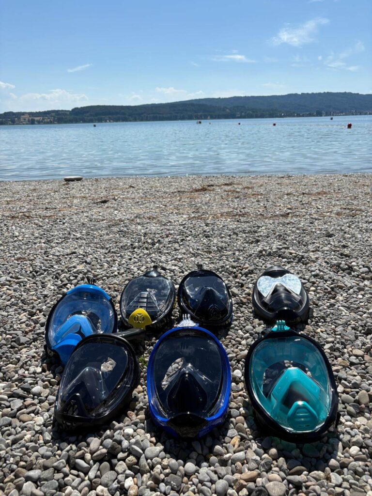 Sieben der besten Schnorchelmasken im direkten Vergleich nebeneinander – Aufnahme vor dem Praxistest am Bodensee