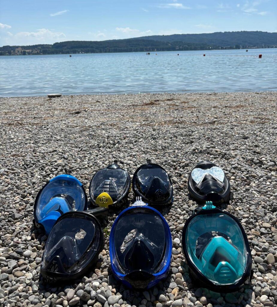 Sieben der besten Schnorchelmasken im direkten Vergleich nebeneinander – Aufnahme vor dem Praxistest am Bodensee