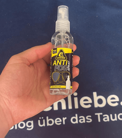 Cressi Anti Fog spray wird in der Hand gehalten