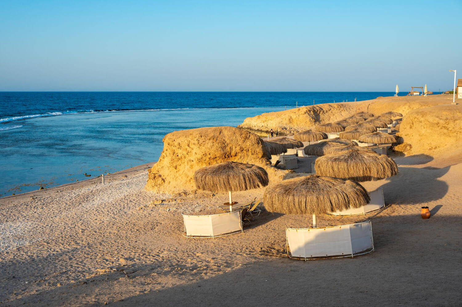 Strand mit Liegen direkt am Hausrif eines Hotels in Marsa Alam