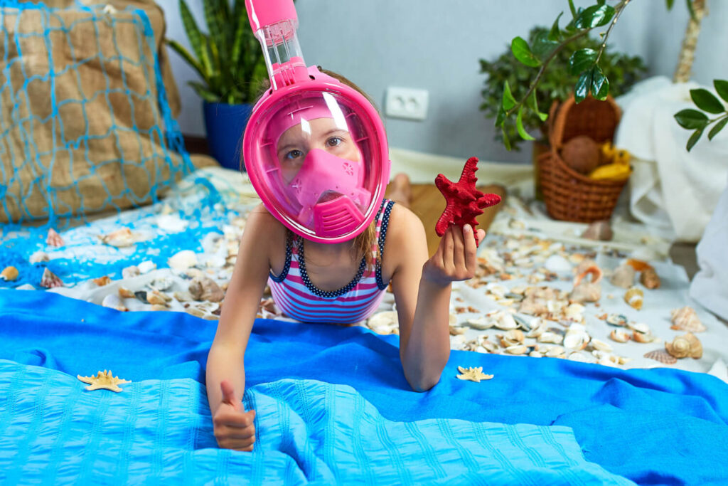 Junges Mädchen mit Kinder Schnorchelmaske