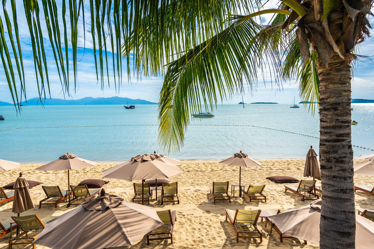Traumhafter Sandstrand auf Mauritius mit türkisblauem Wasser – idealer Ort zum entspannten Schnorcheln auf Mauritius, trotz möglicher Gefahren