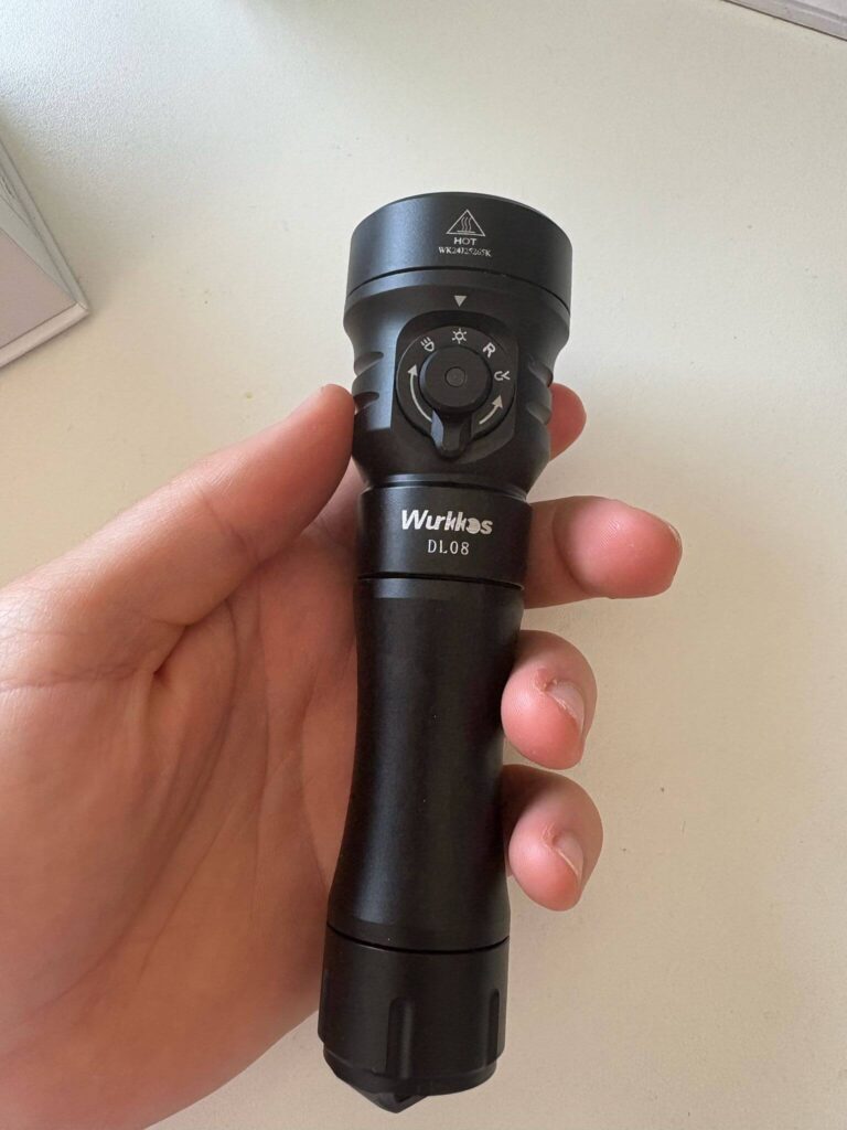 DL08 Tauchlampe wird in der Hand gehalten