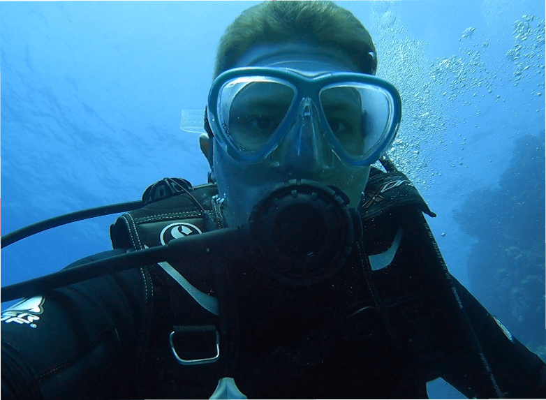 Blaue Tauchmaske beim Tragetest unterwasser
