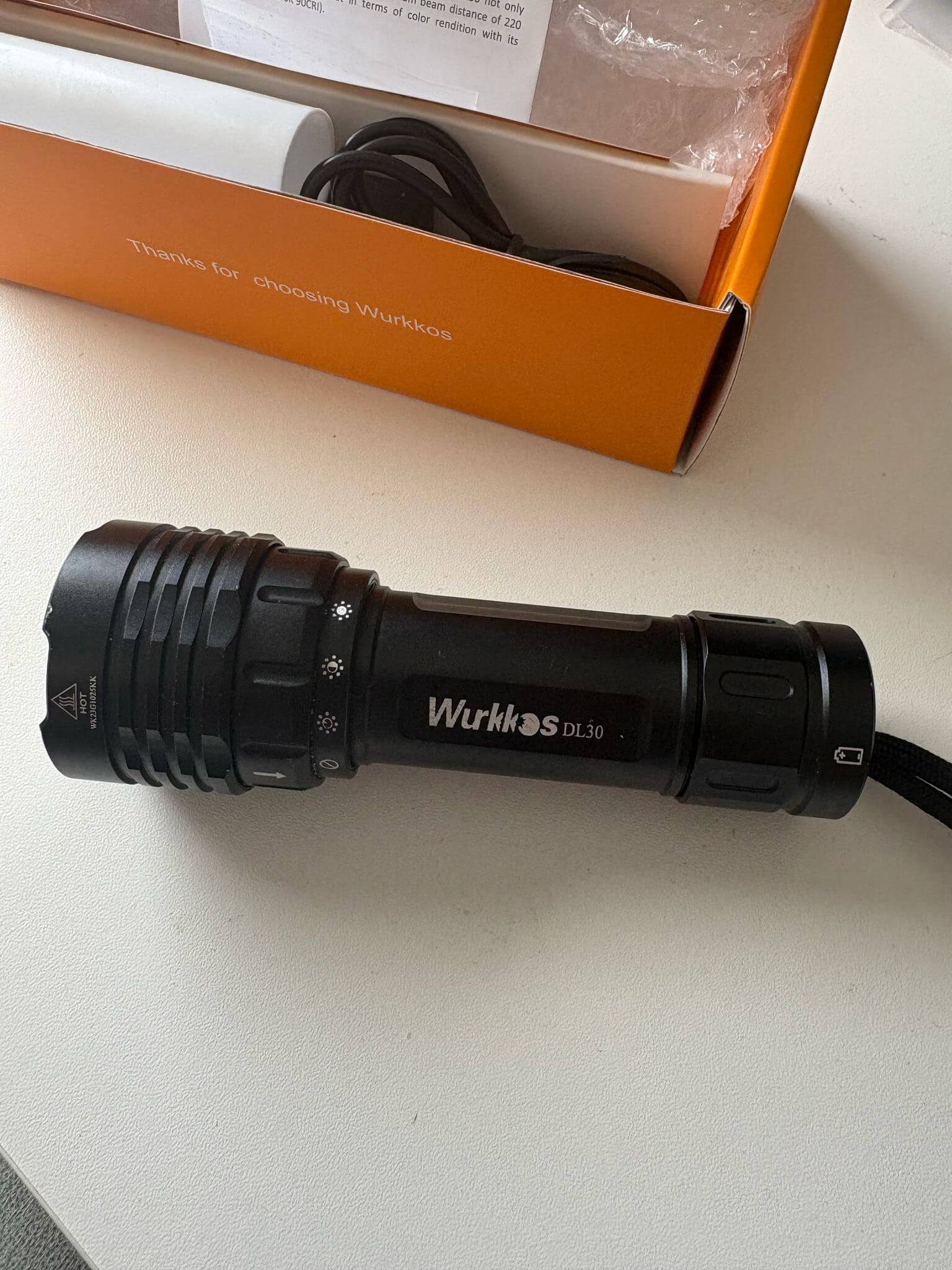 Wurkkos DL 30 Tauchlampe liegt für den Test auf einem Tisch vor der Verpackung