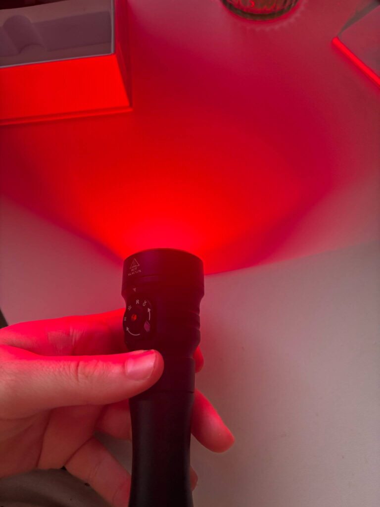 Rotlicht der DL08 Tauchlampe wird getestet