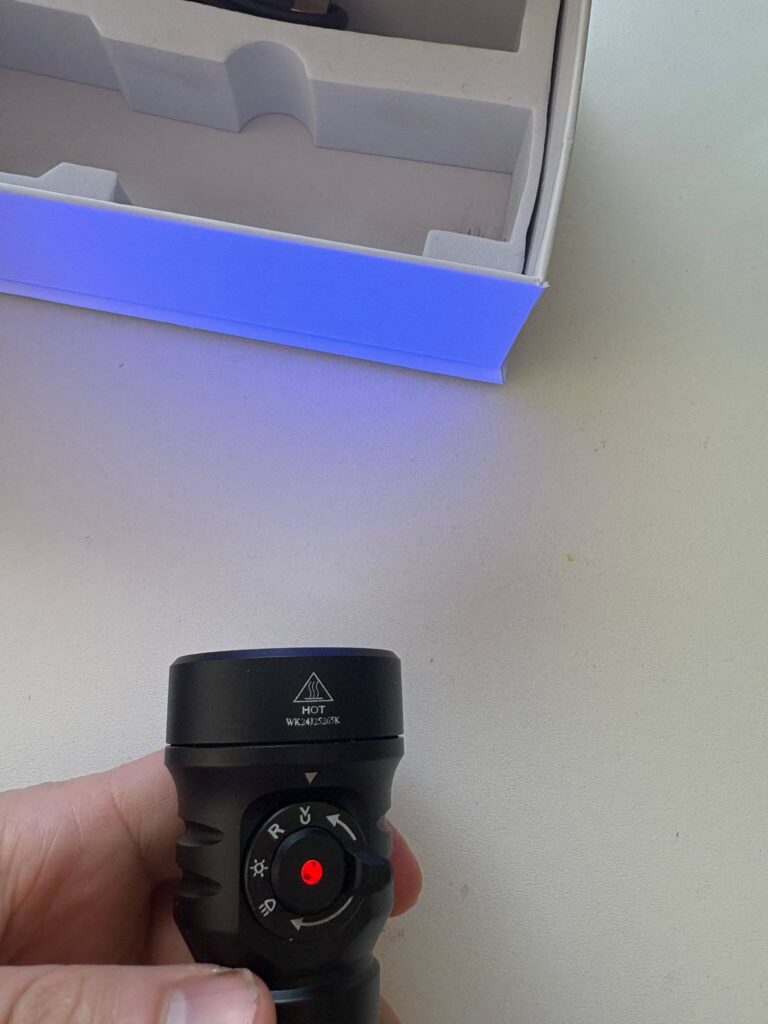 UV-Licht Test an Karton