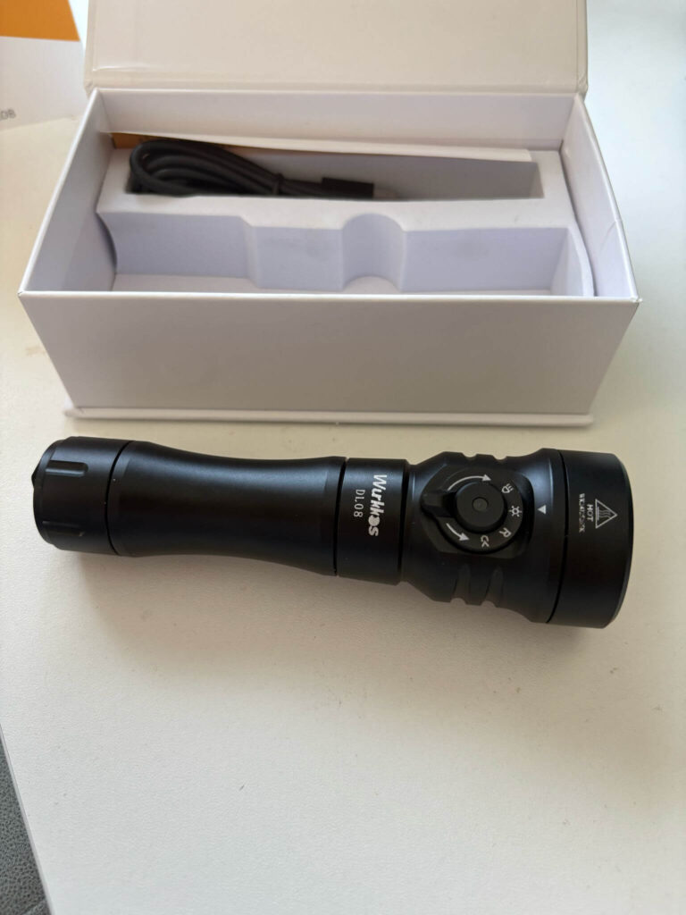 Tauchlampe liegt für den Praxistest neben ihrem Karton