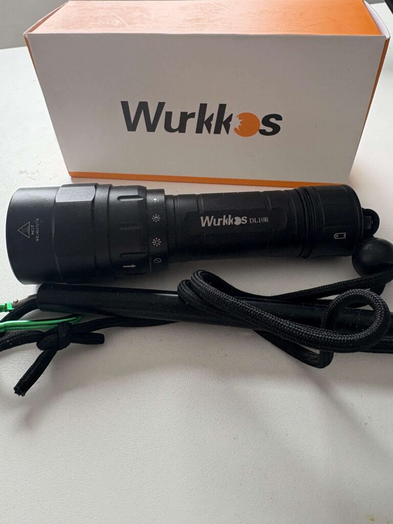 Wurkkos Verpackung und Tauchlampe liegen auf einem Tisch