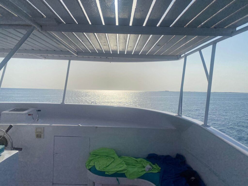 Ausblick auf einem für Anfänger geeigneten Tauchsafariboot