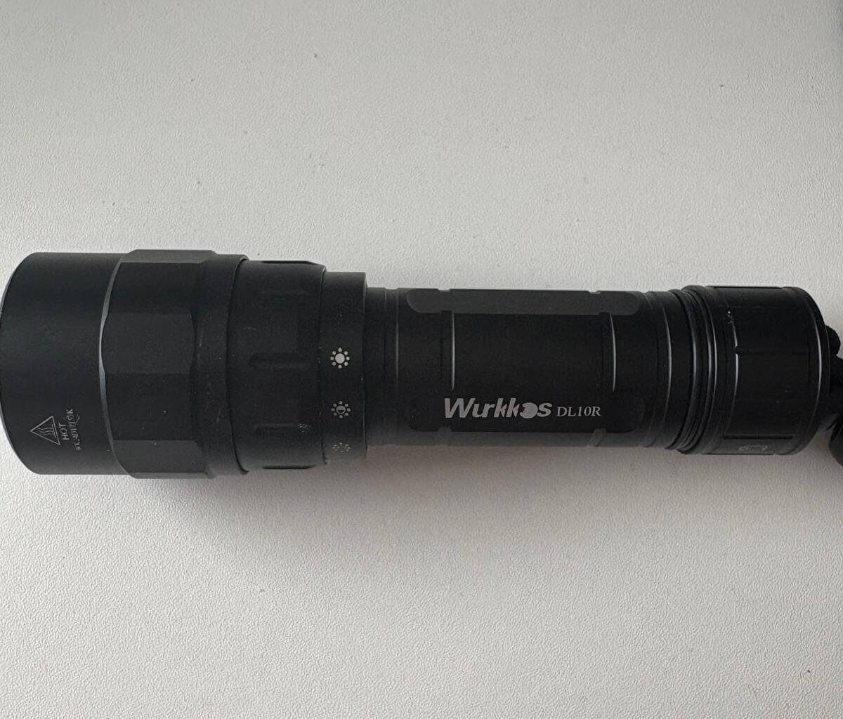 Wurkkos DL 10 R im Test und Review liegt auf Holztisch