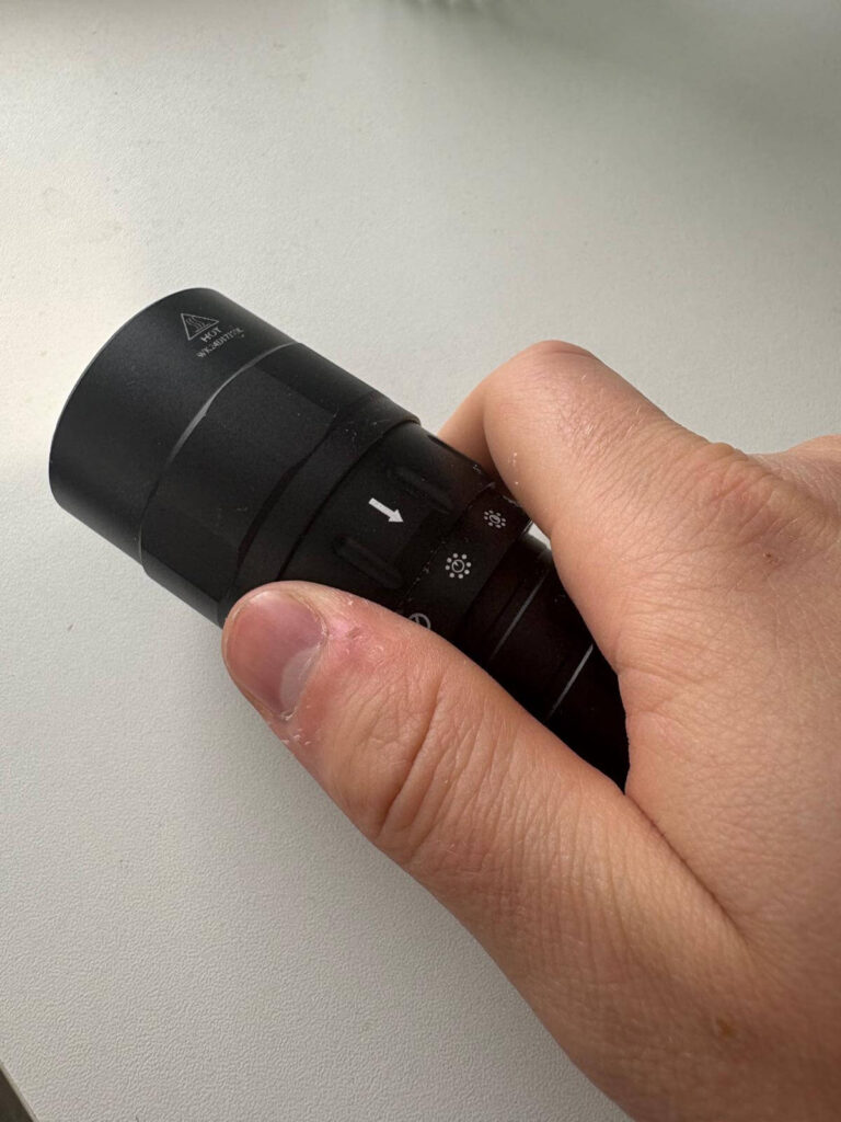 DL 10 R Tauchlampe wird mit der Hand bedient und die Lichtmodi getestet