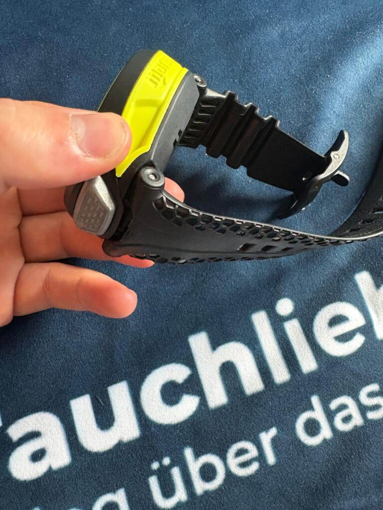 Seitliche Ansicht Gehäuse und Armband auf Handtuch