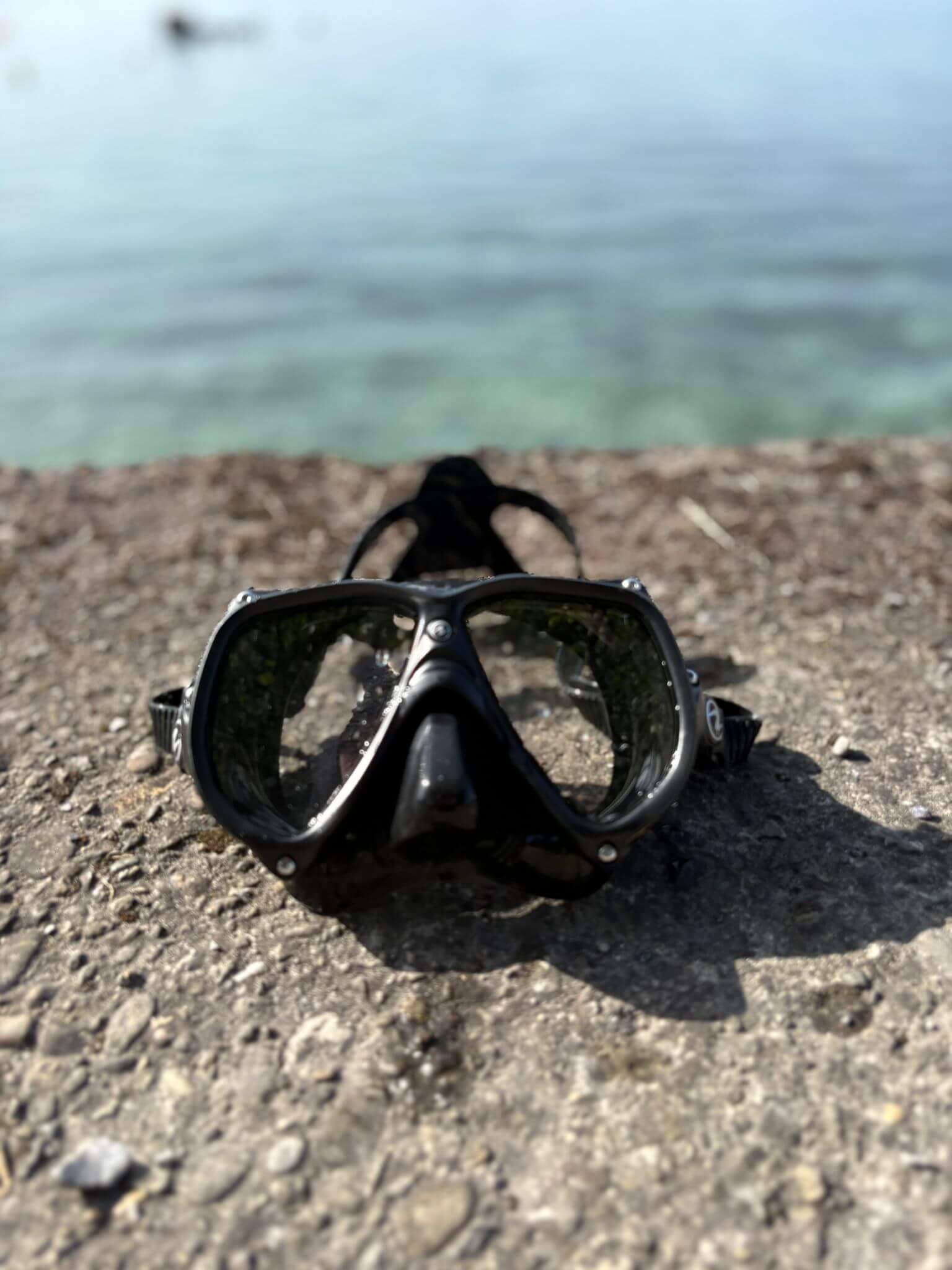 Zweiglas-Tauchmaske Aqualung Teknika mit stabilem Rahmen vor See im Testeinsatz