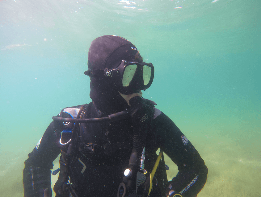 Unterwasser Test der schwarzen Aqualung Teknika Maske im seitlichen Profil