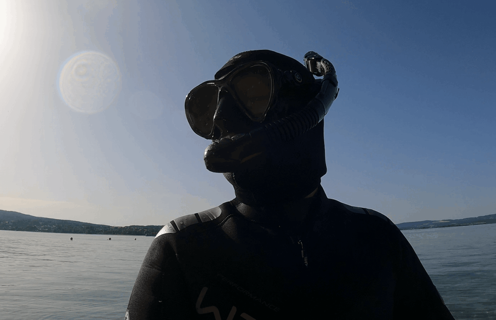 Cressi Alpha Ultra Dry befestigt an Tauchmaske während Tragetest