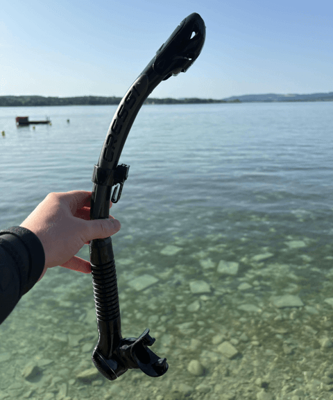 Cressi Alpha Ultra Dry im Trockenschnorchel Test – in der Hand gehalten vor dem Bodensee