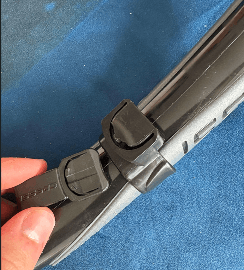 Detailaufnahme des abnehmbaren Clips am Cressi Alpha Ultra Dry Schnorchel