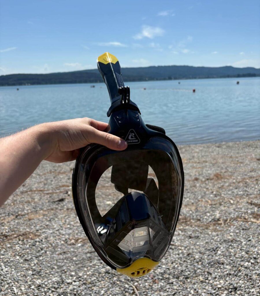 Cressi Bali Schnorchelmaske in der Hand gehalten vor dem Bodensee