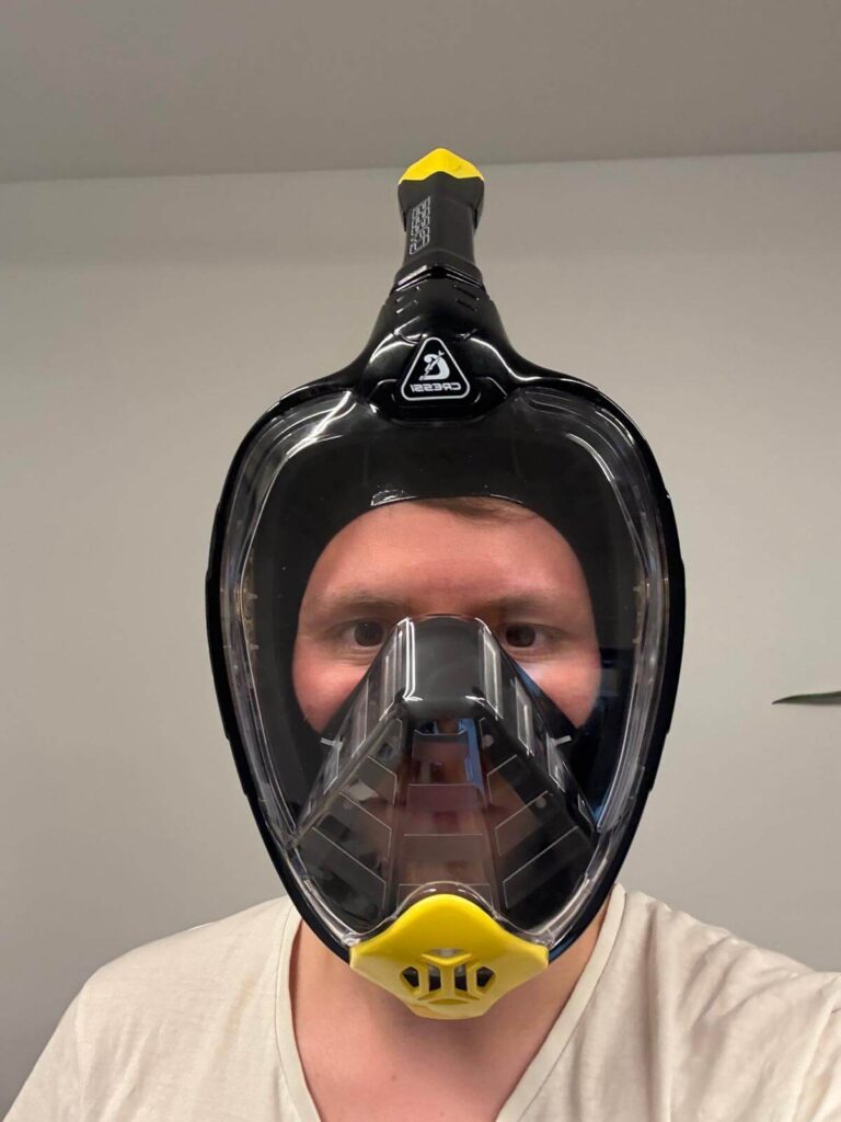 Schnorchler trägt die Cressi Bali Maske an Land
