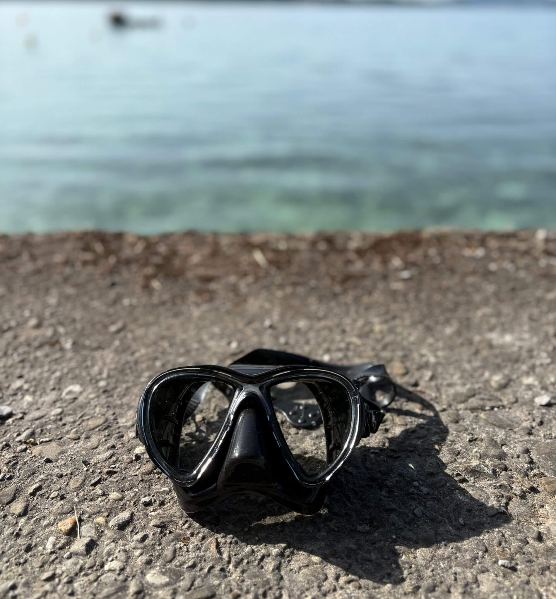 Cressi Big Eyes Evolution Tauchmaske vor Seeufer fotografiert
