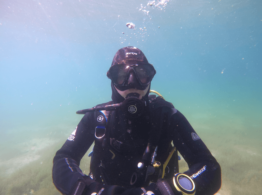 Frontale Unterwasser Aufnahme eines Tauchers mit der Cressi Tauchmaske
