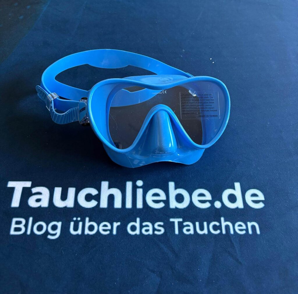F1 Tauchmaske mit Verpackung auf Handtuch fotografiert