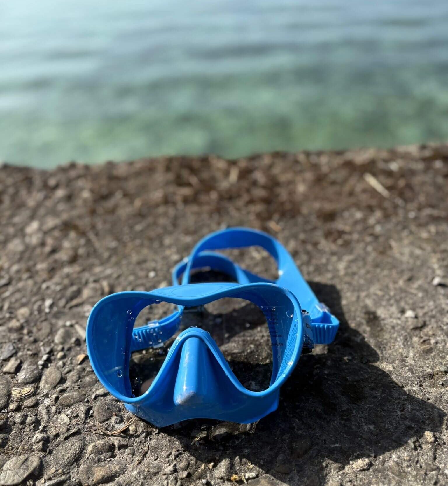 Cressi F1 Maske am Seeufer vor dem Tauchgang