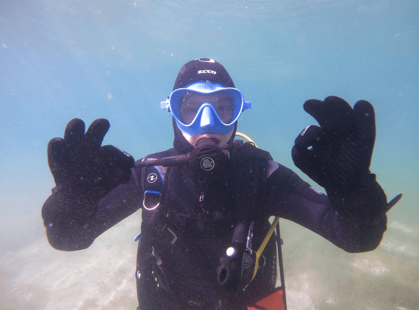 Cressi F1 Maske wird von Taucher unter Wasser getestet 