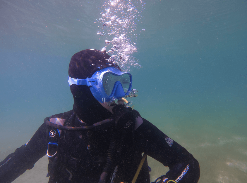 Seitliche Unterwasseraufnahme einer rahmenlosen Tauchmaske