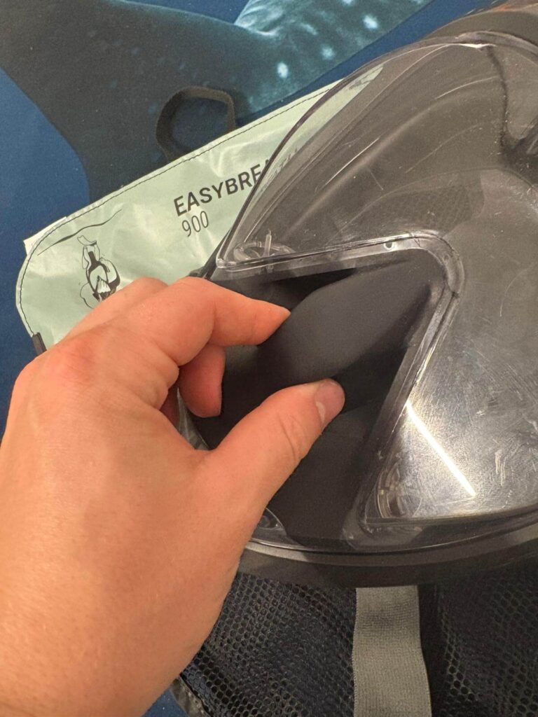 Nahaufnahme der Nasenkammer der Easybreath 900 mit Finger zum Druckausgleich