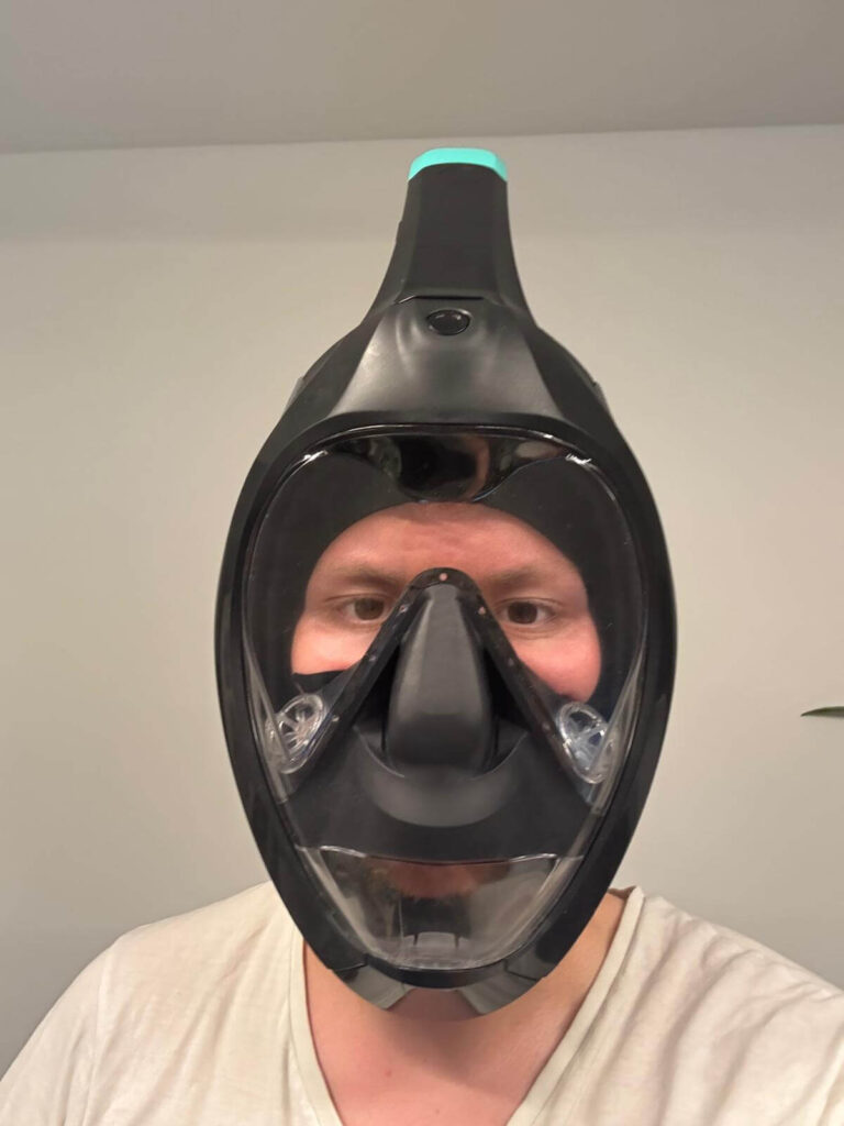 Schnorchler trägt die Easybreath 900 an Land zur Passformkontrolle