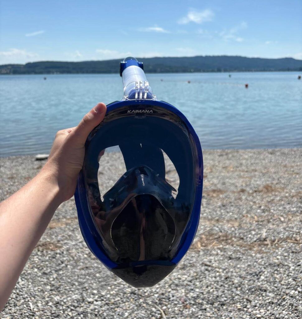 Kaimana Schnorchelmaske in der Hand vor dem See, bereit für den Test