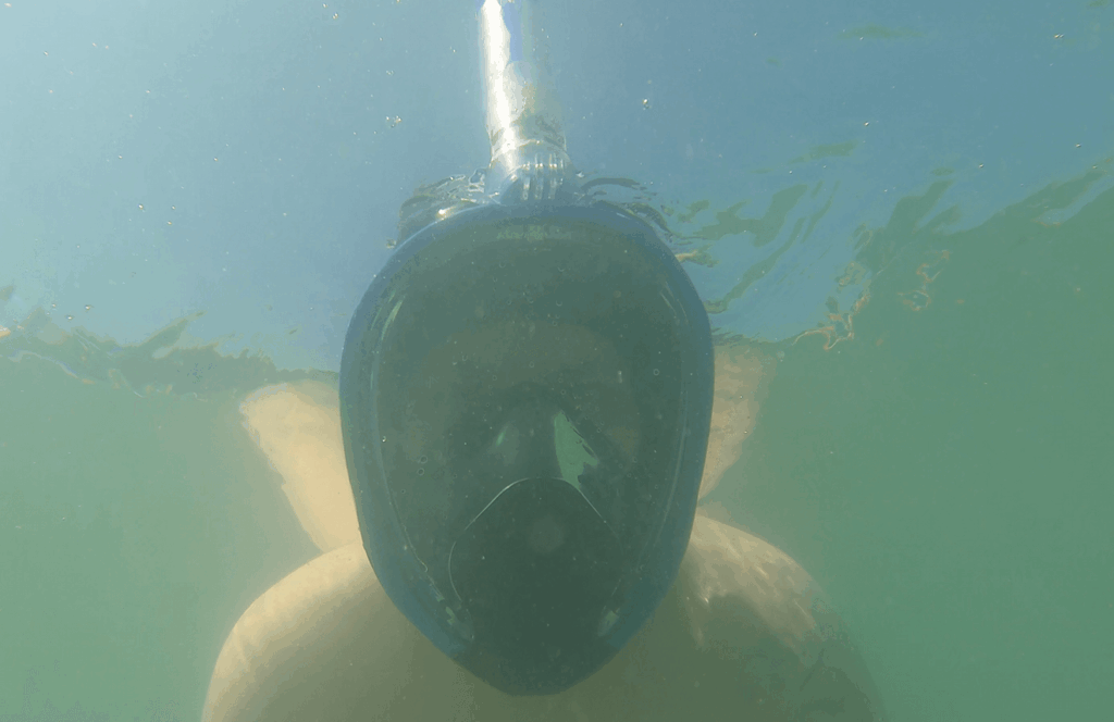 Schnorchler testet Kaimana Maske unter Wasser bei klarer Sicht