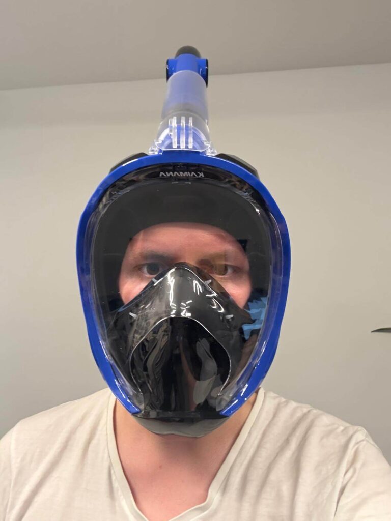 Schnorchler trägt die Maske an Land zur Passformprobe