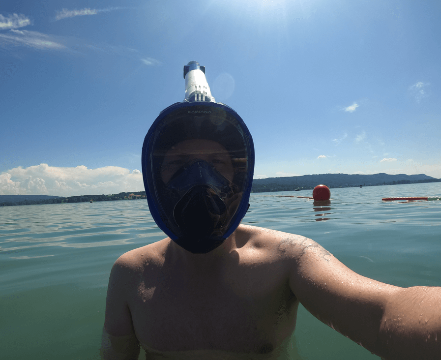 Blaue Kaimana Schnorchelmaske vor dem Abtauchen im See