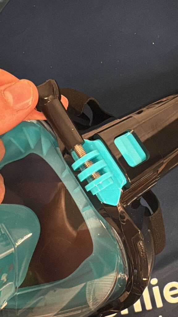 Action-Cam Halterung Nahaufnahme mit Schraubmechanismus